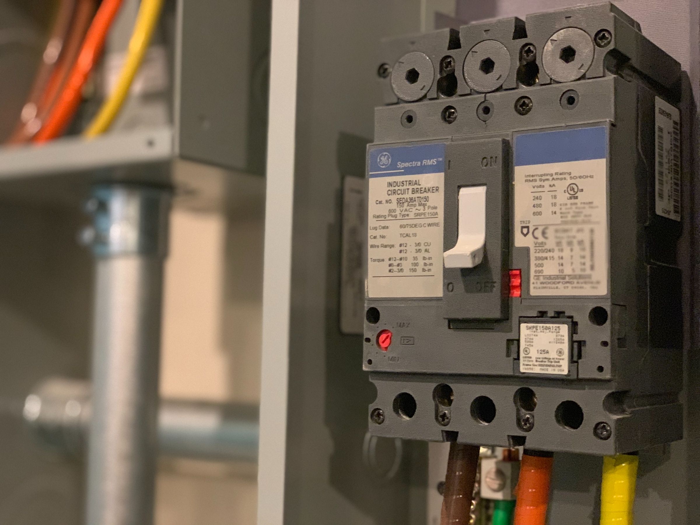 Erstinbetriebnahme von elektrischen Anlagen und Maschinen